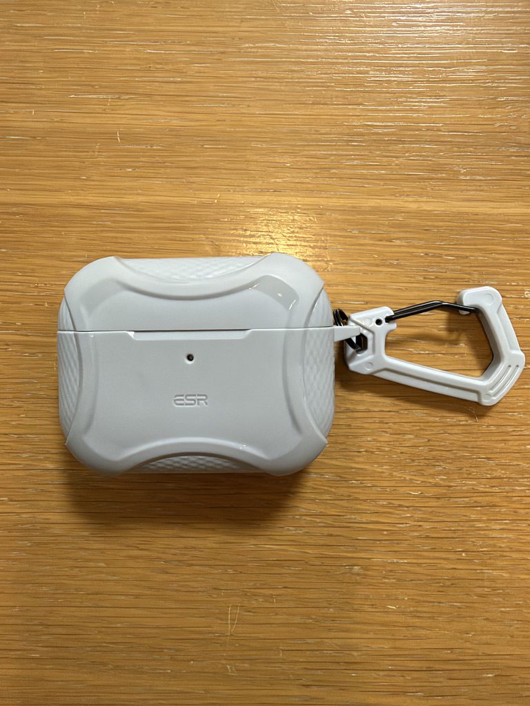 ESR Cyberシリーズ(グレー)を付けたAirPods Pro 3。
購入から約10ヶ月が経ちました