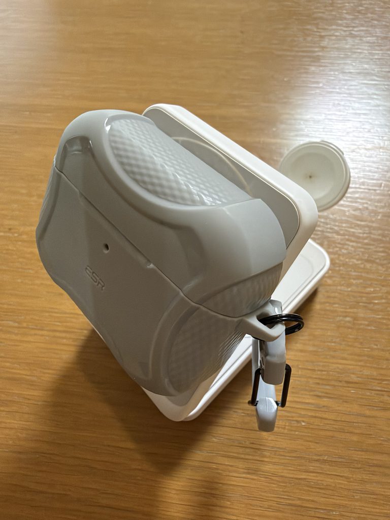 Ankerの3-in-1充電器に置いたところ。
少しの振動で位置がズレてしまいます