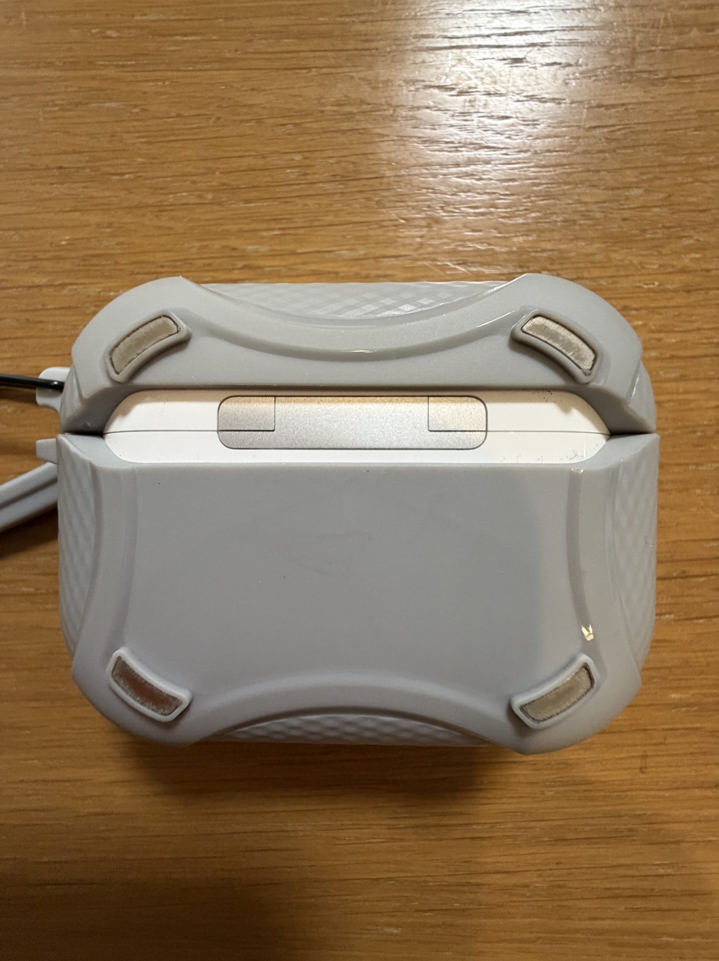 ヒンジ部分はむき出しですが、10ヶ月使っても傷は入っていません