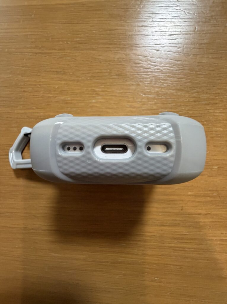 底面はスピーカー・充電口がしっかり開いていて、ケースを付けたまま充電できます