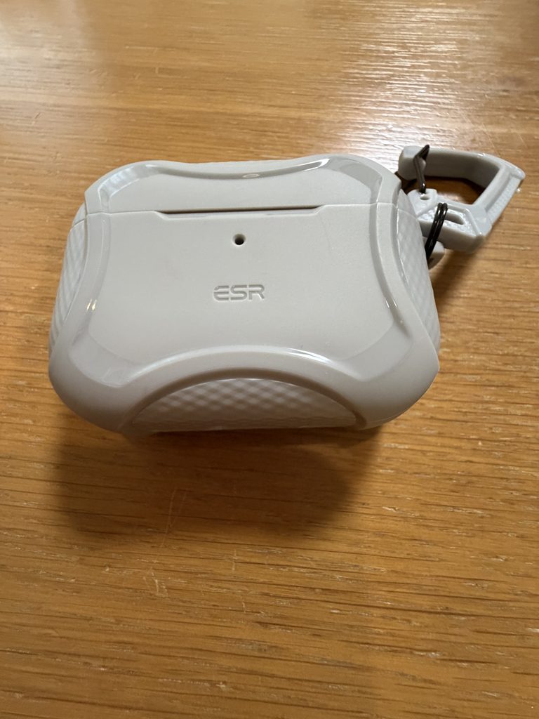 四隅が少し厚くなっていて、落としたときの衝撃を受け止めてくれる構造です
